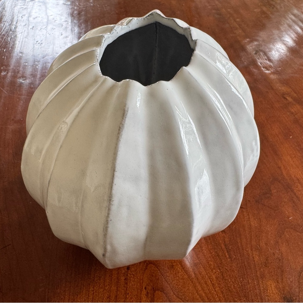 Vietri Incanto Handmade Earthenware White Round Pleated Vase - Picture 9 of 11